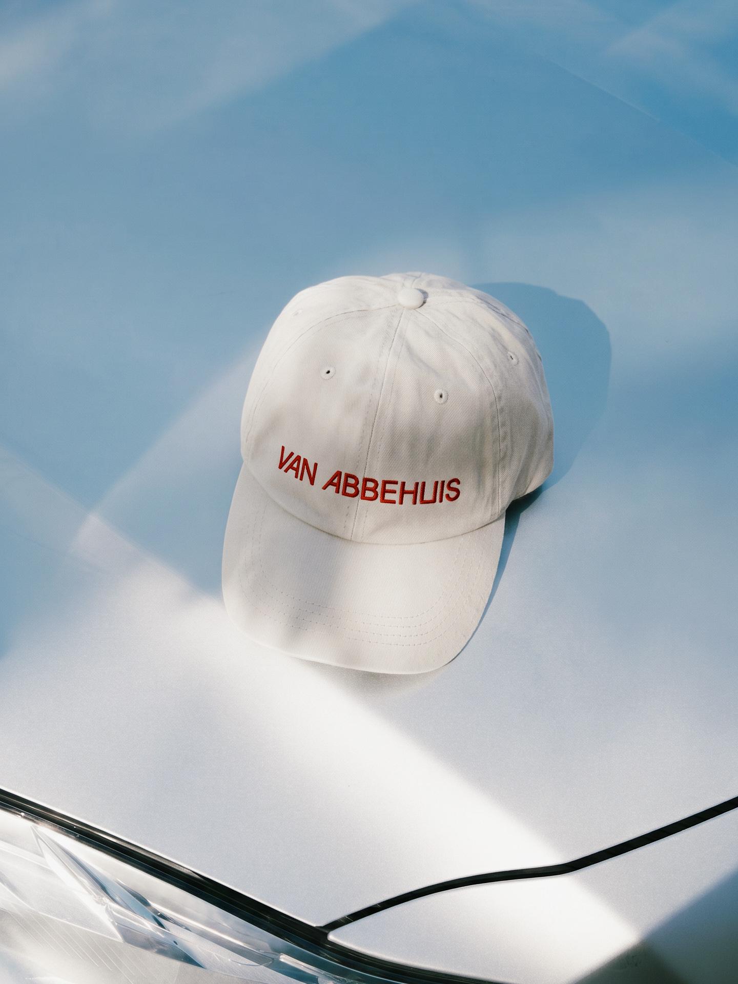 Runway_​Gemini_​3_​Pro_​replace_​logo_​on_​cap_​_​logo_​070126 1